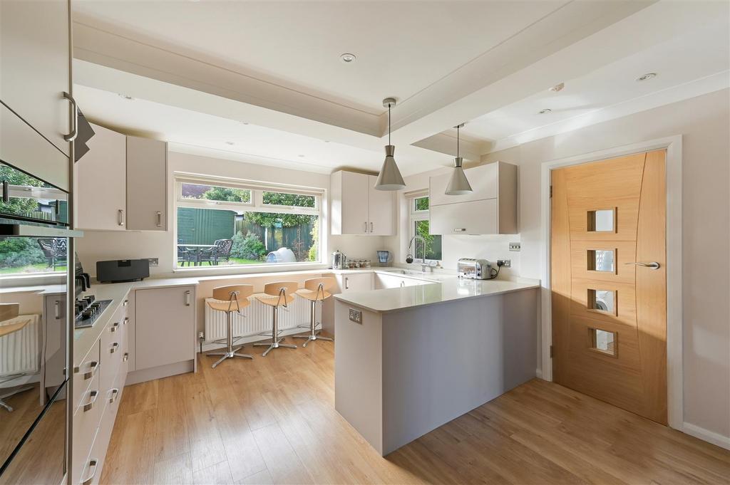 Larchwood Close, Banstead 5 bed detached house £1,150,000
