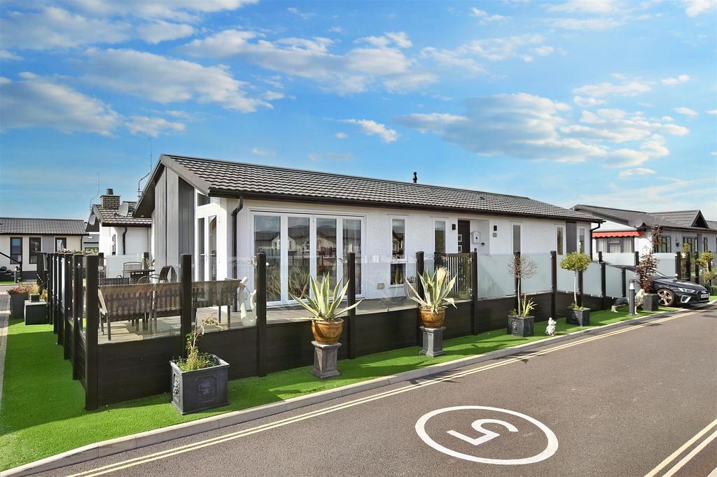 Waters Edge, Sandy Bay, Thorney Bay Road, Canvey Island SS8 2 bed park