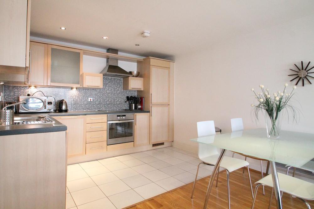 High Street Kensington, London W8 3 bed flat to rent £3,450 pcm (£796 pw)