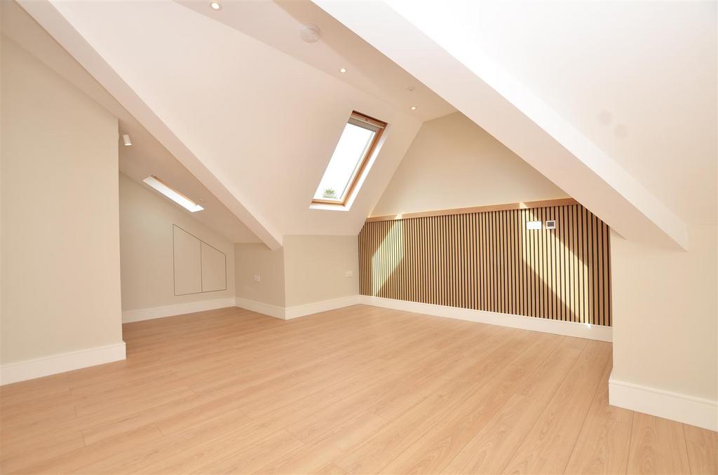 Claremont Road, Teddington 1 bed apartment £1,795 pcm (£414 pw)