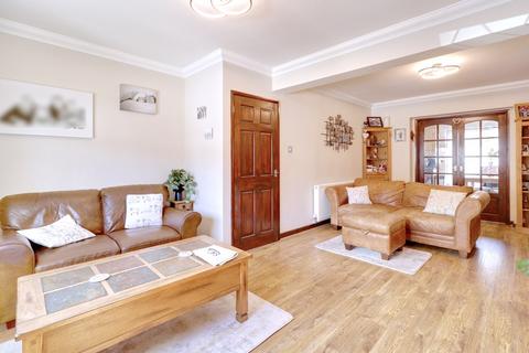 17 West Close, Rainham, RM13 9AR