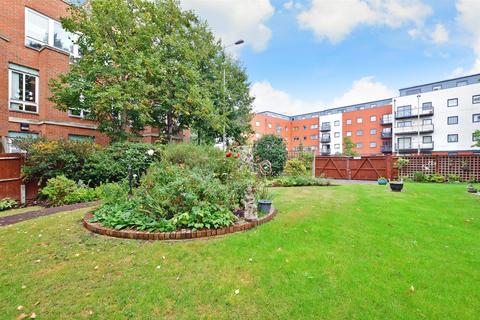 1 bedroom flat for sale, The Parade, Epsom, Surrey