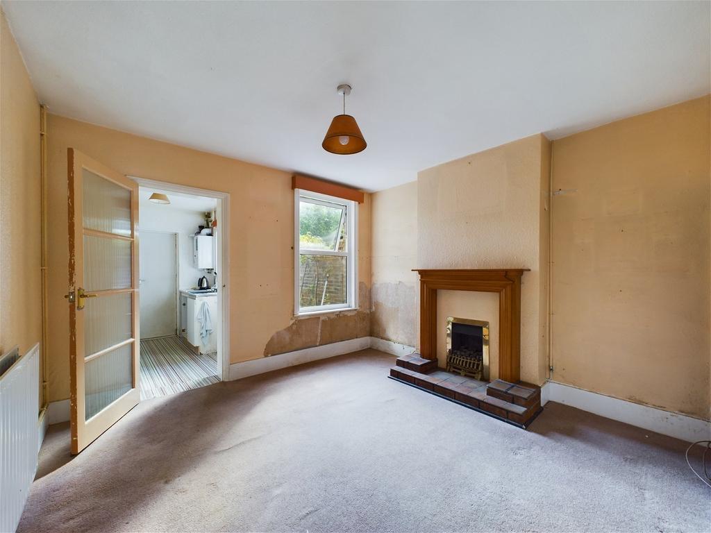 Station Road, Horsham RH13 3 bed semidetached house for sale £340,000