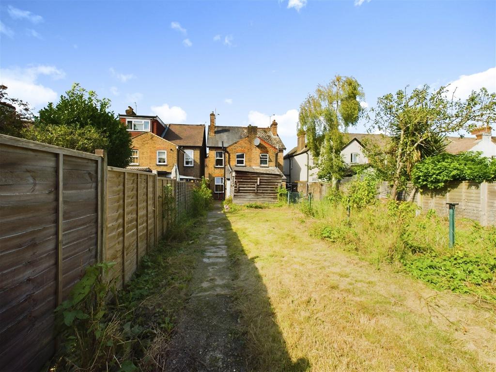 Station Road, Horsham RH13 3 bed semidetached house for sale £340,000