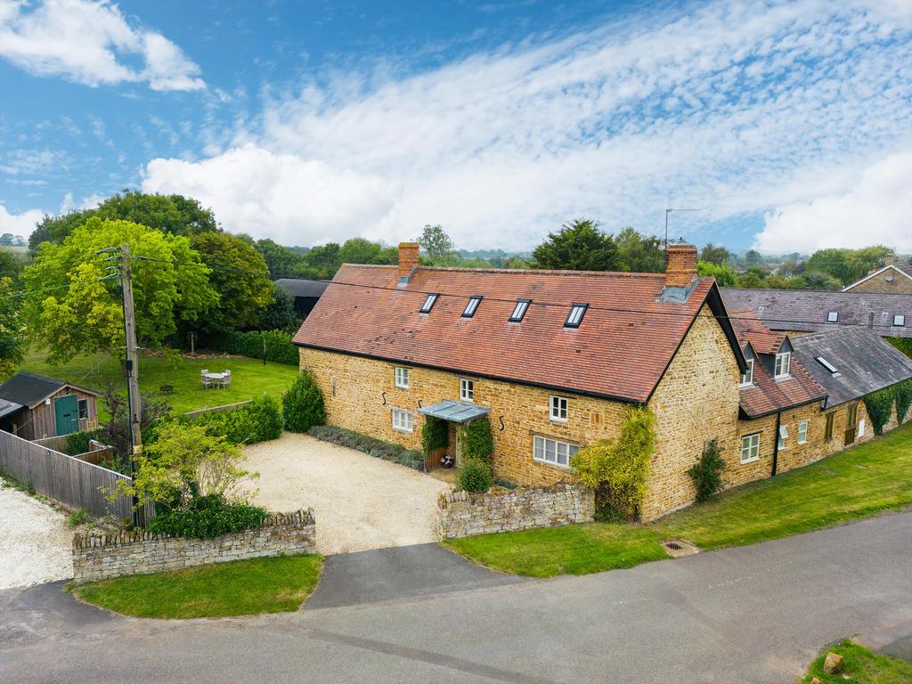 Badgers Lane, Lower Tysoe, Warwick, Warwickshire, CV35 4 bed village