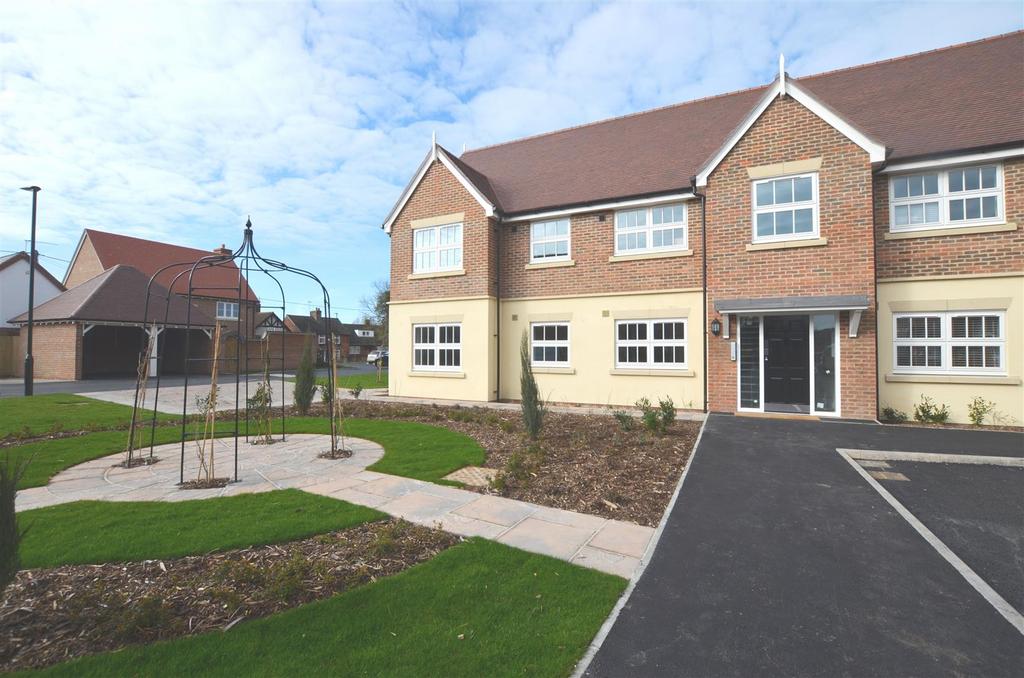 Crown Close, Pewsey, Wiltshire, SN9 2 bed apartment £850 pcm (£196 pw)