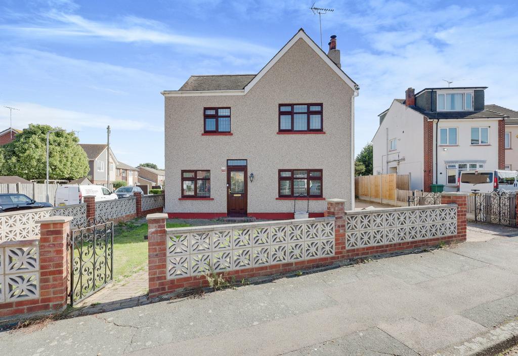 Lambeth Road, Leighonsea, SS9 3 bed detached house for sale £400,000