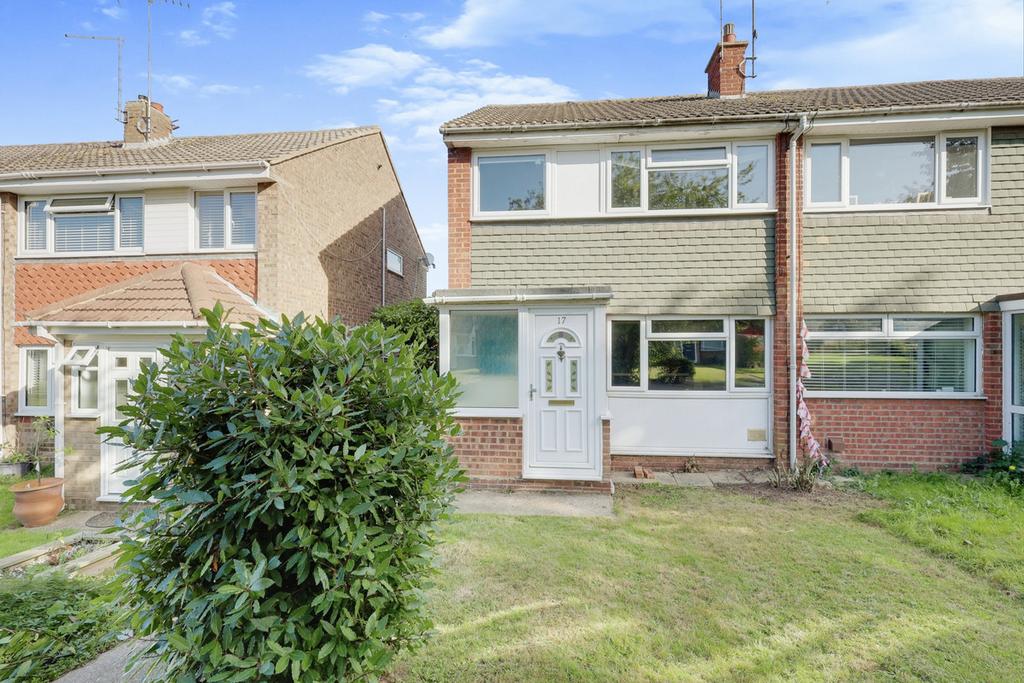 Scotts Walk Rayleigh Ss6 3 Bed Semi Detached House For Sale £325 000