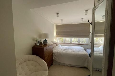 1 bedroom flat to rent, Brompton Square, London SW3
