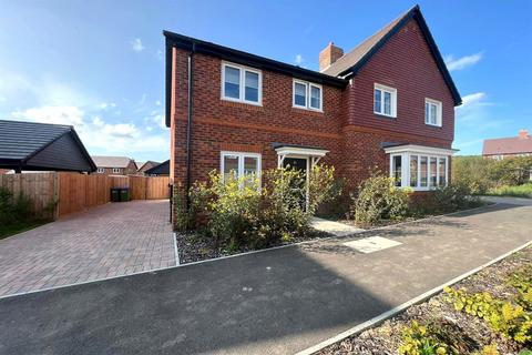 2 bedroom semi-detached house to rent, Oriel Road, Horsham, RH12