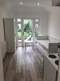 1 bedroom in a house share to rent, Upper Way