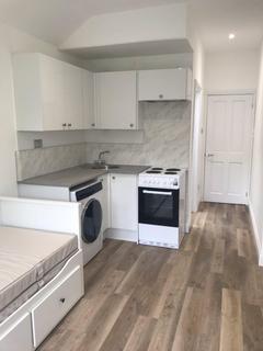 1 bedroom in a house share to rent, Upper Way