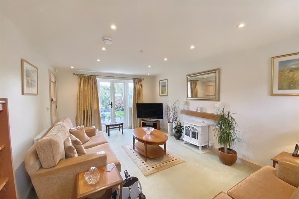 Burton Bradstock 3 bed detached house for sale £550,000