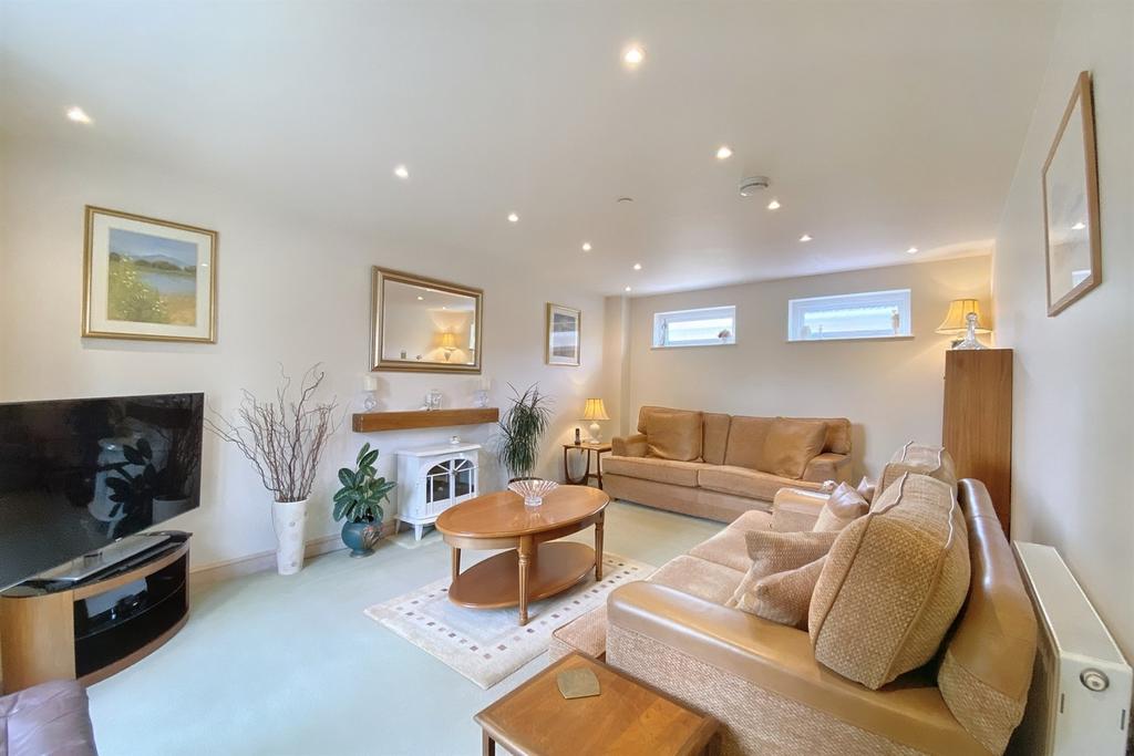 Burton Bradstock 3 bed detached house for sale £550,000