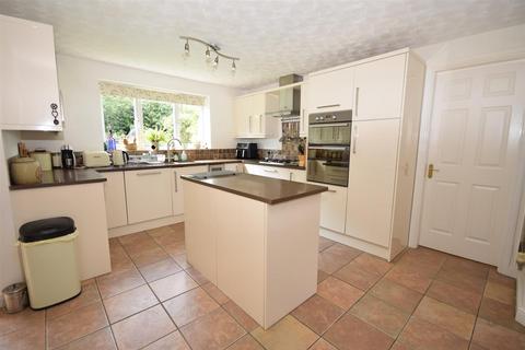 6 Chestnut Close, Harlow Wood, Mansfield, NG18 4UW