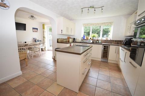 6 Chestnut Close, Harlow Wood, Mansfield, NG18 4UW