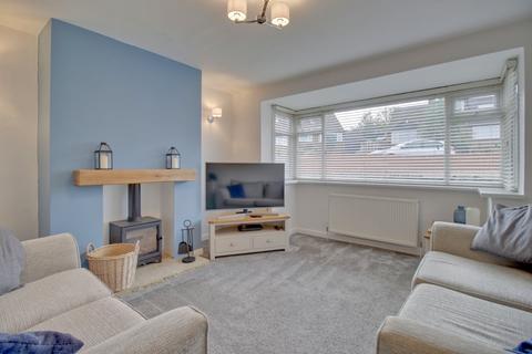 4 bedroom semi-detached house for sale - Springbank Grove, Farsley, Pudsey, West Yorkshire, LS28