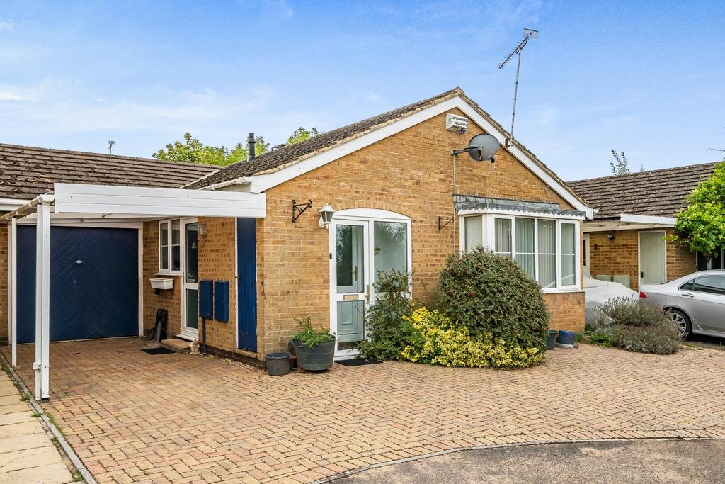 Garner Close, Carterton, Oxfordshire... 2 bed detached bungalow £360,000
