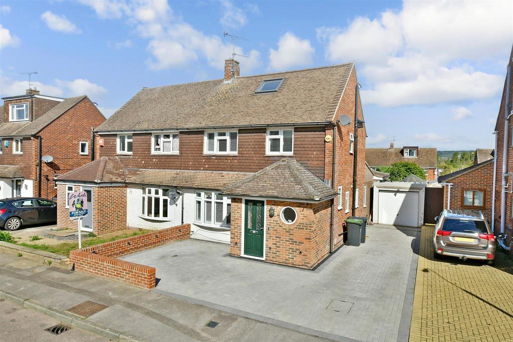 The Hawthorns, Aylesford, Kent 4 bed semidetached house for sale £