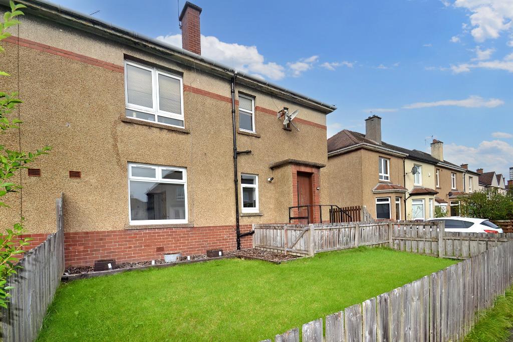 Queensland Drive, Cardonald, G52 2NP 3 bed flat £900 pcm (£208 pw)