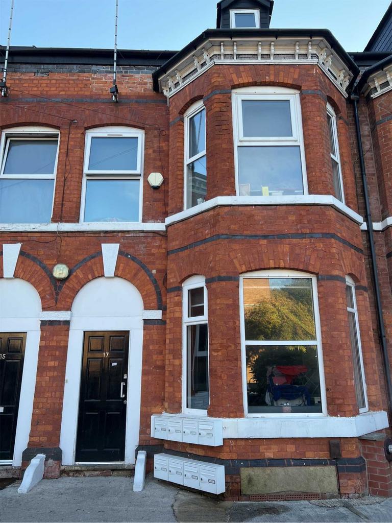 Brentwood, Salford House share £550 pcm (£127 pw)
