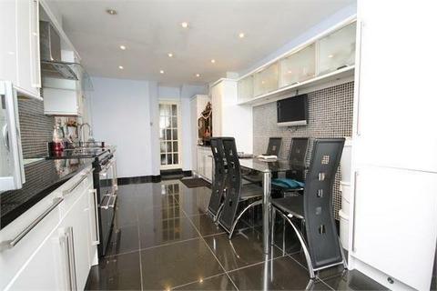 4 bedroom terraced house to rent - Sandringham Road, Nw2
