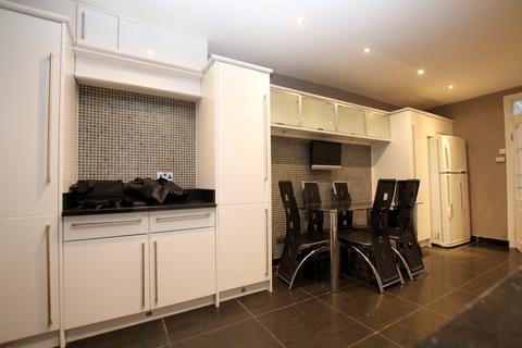 4 bedroom terraced house to rent, Sandringham Road, Nw2