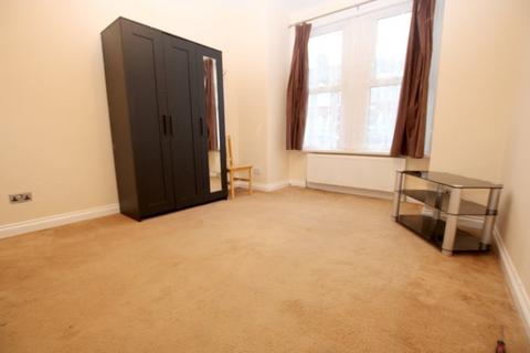 4 bedroom terraced house to rent, Sandringham Road, Nw2