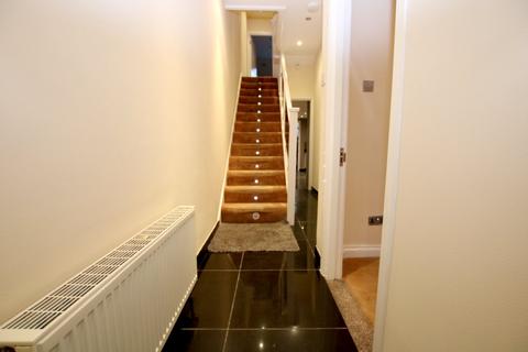4 bedroom terraced house to rent, Sandringham Road, Nw2