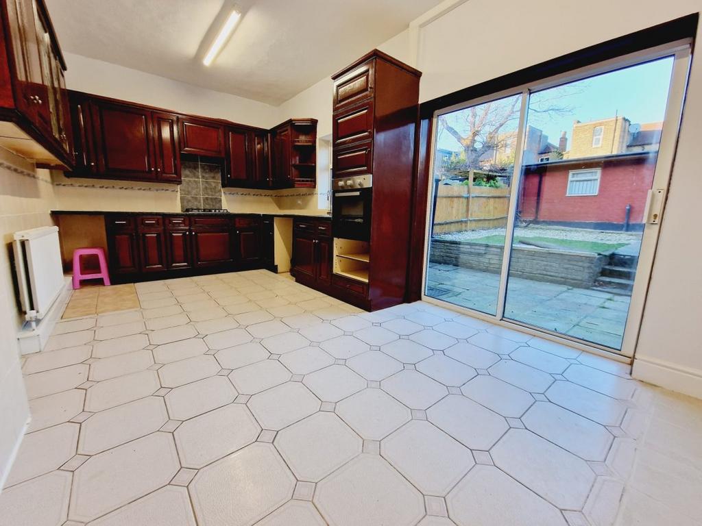 Melbourne Avenue, Palmers Green 4 bed terraced house to rent £2,900