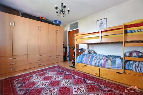 8 Albany Crescent, Edgware, HA8 5AL