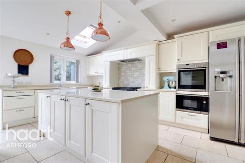 4 bedroom detached house to rent, New Dover Road