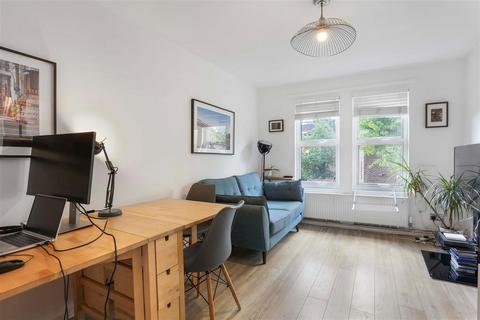 26 Warrender Road, London, N19 5EF