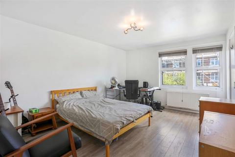 26 Warrender Road, London, N19 5EF