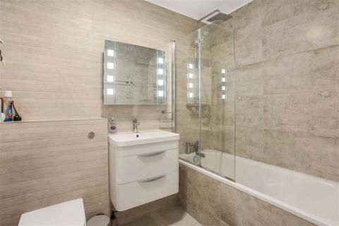 26 Warrender Road, London, N19 5EF