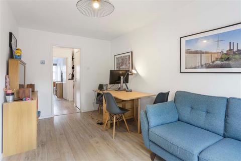 26 Warrender Road, London, N19 5EF