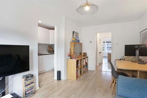 26 Warrender Road, London, N19 5EF
