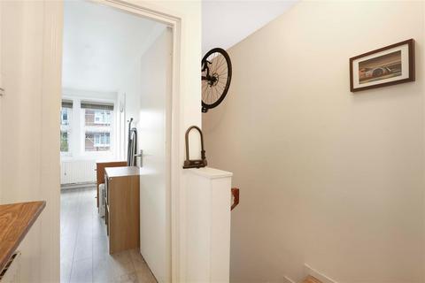 26 Warrender Road, London, N19 5EF