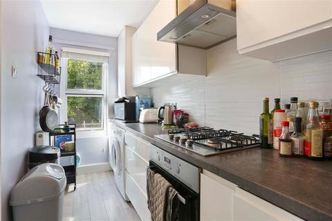 26 Warrender Road, London, N19 5EF