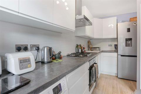 26 Warrender Road, London, N19 5EF