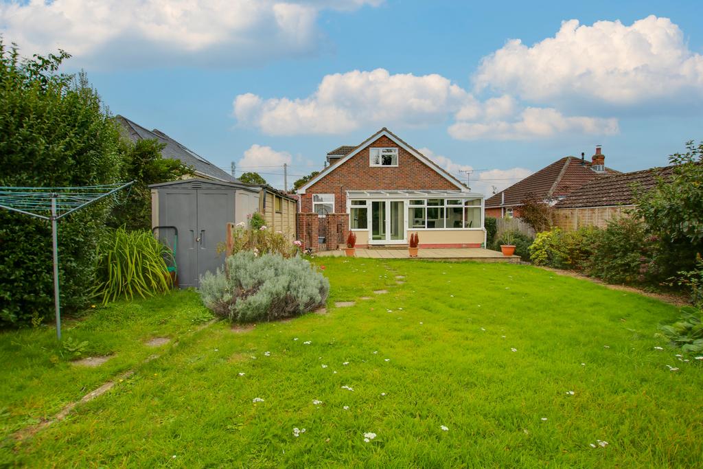 POETS ESTATE! DECEPTIVELY SPACIOUS!... 3 bed detached bungalow for sale