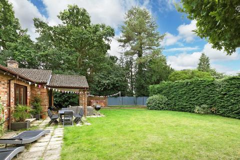 El Soto Parsonage Lane, Farnham Common, Slough, SL2 3NZ