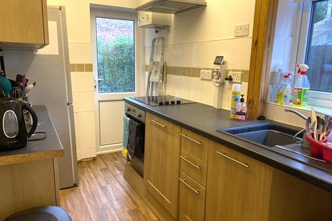 3 bedroom semi-detached house to rent, Aldersley Avenue, Wolverhampton WV6