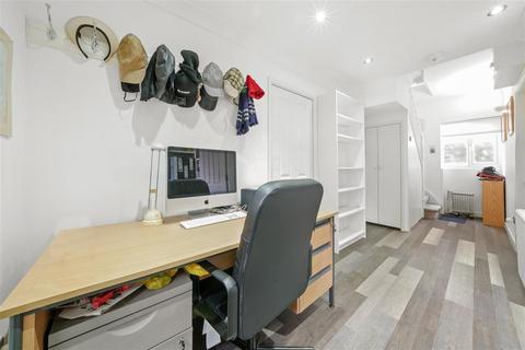 4 bedroom detached house to rent, Stanley Road, Mitcham
