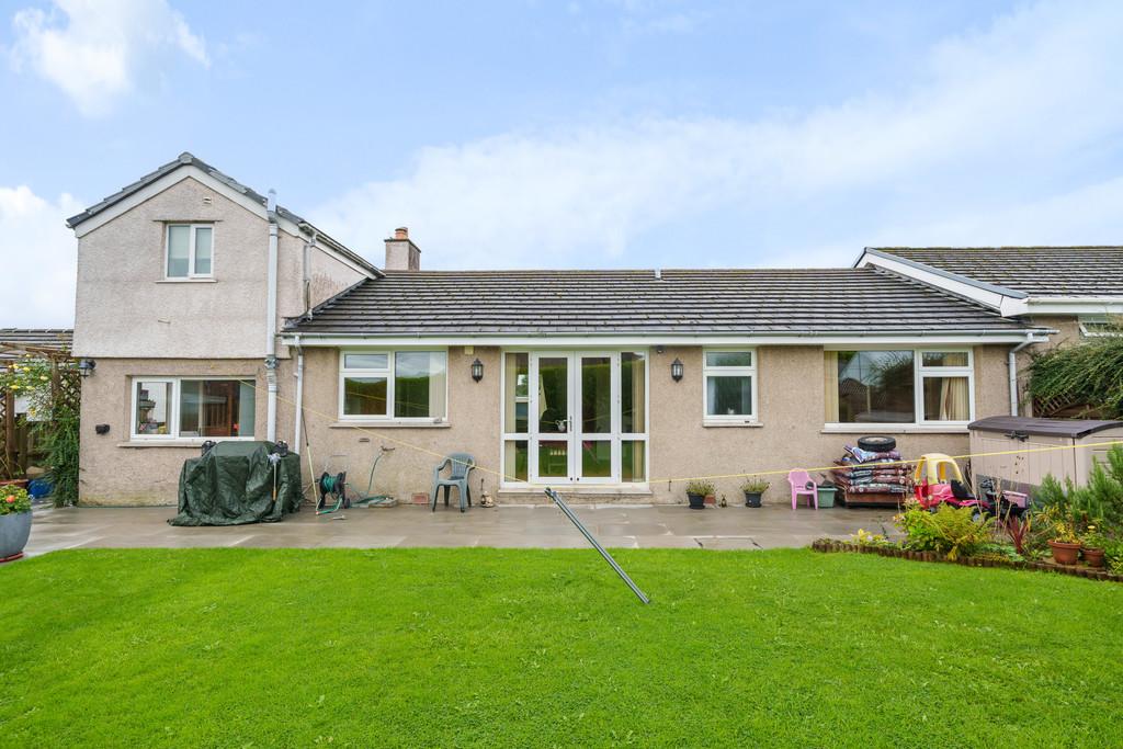 36 Stonecross Road, Kendal, LA9 5HR 4 bed semidetached bungalow for