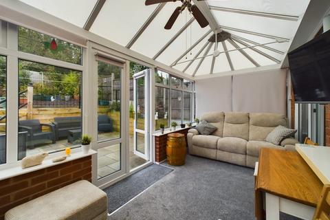 2 bedroom detached bungalow for sale - Chatsworth Drive, Tutbury