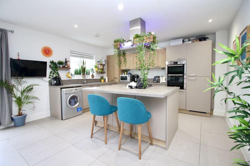 Kitchen w/ Island