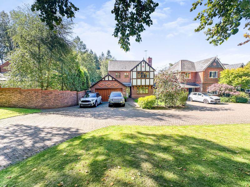East Drive, Cheddleton, Staffordshire, ST13 4 bed detached house for sale £489,950