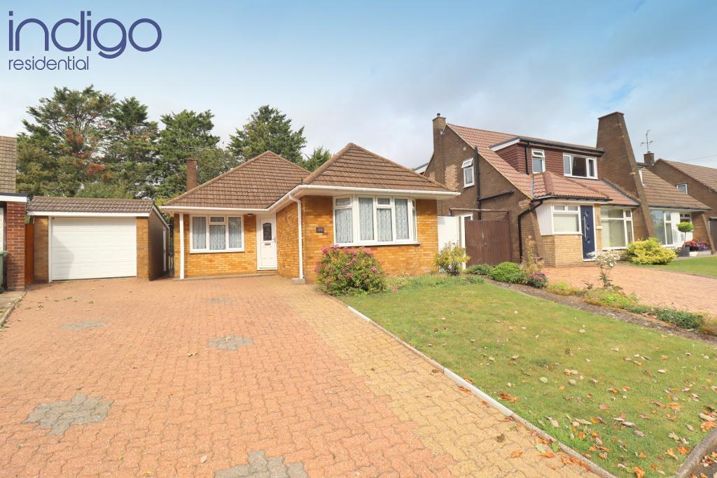 Wilbury Drive, Dunstable, Bedfordshire, LU5 4TA 3 bed detached bungalow