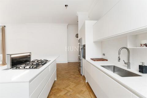 Flat 5, Alexandra House Richmond Drive, Woodford Green, IG8 8RF